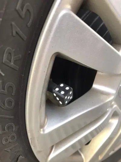Image 3 : Bouchons de valve en forme de dé sur une jante (photo 3)