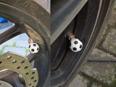 Image 4 : Bouchons de valve en forme de ballon de foot sur une roue (photo 4)