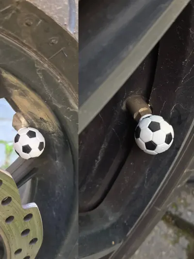 Image 5 : Bouchons de valve en forme de ballon de foot sur une roue (photo 5)